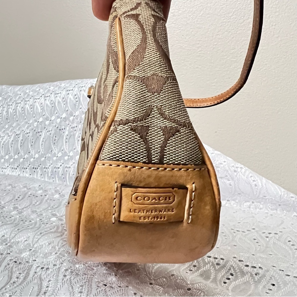 Vintage Y2K Coach Leatherware Tan
Signature Canvas Demi Shoulder Bag 6094 - Picture 6 of 9